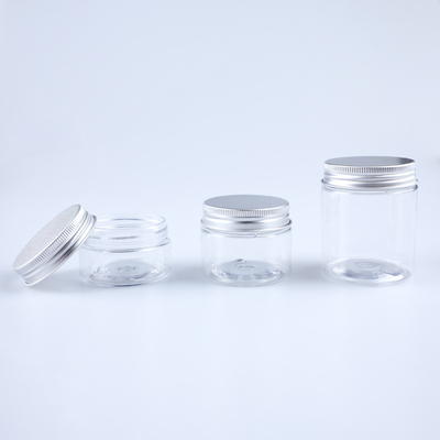 Bezpiecznie zamknięte plastikowe słoiki z aluminiową srebrną pokrywą