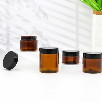 Zamówiony plastikowy słoik kosmetyczny o pojemności 80 ml do makijażu i produktów do pielęgnacji skóry