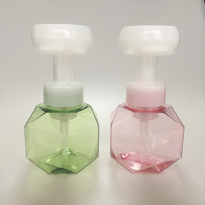 Biała butelka z pianką 50 ml z logo na powierzchni dłoni