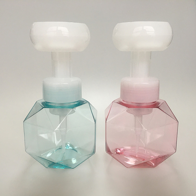 Biała butelka z pianką 50 ml z logo na powierzchni dłoni