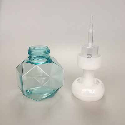 Biała butelka z pianką 50 ml z logo na powierzchni dłoni