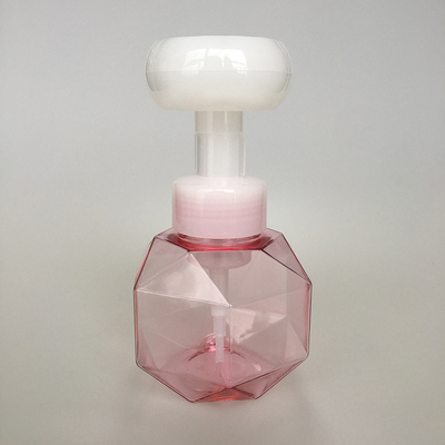 Biała butelka z pianką 50 ml z logo na powierzchni dłoni