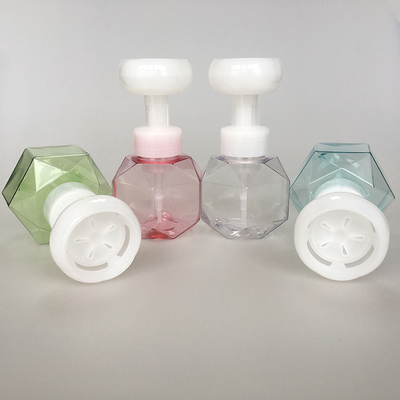 Biała butelka z pianką 50 ml z logo na powierzchni dłoni