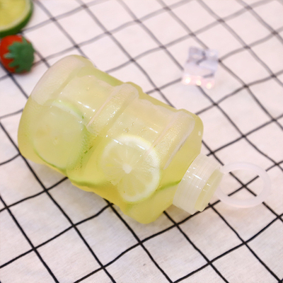 Nowoczesne plastikowe butelki na herbatę z mlekiem z izolacją