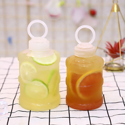 Nowoczesne plastikowe butelki na herbatę z mlekiem z izolacją