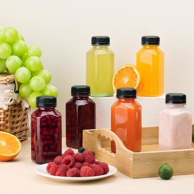 Izolowane plastikowe butelki na herbatę z mlekiem z uchwytem przeciekającym w różnych pojemnościach