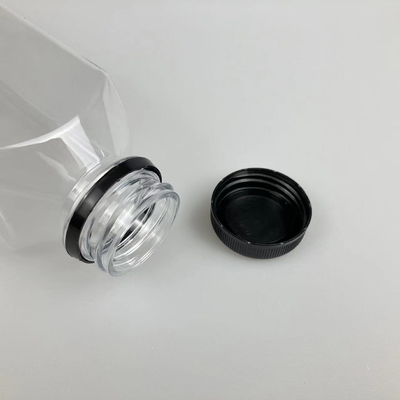 Izolowane plastikowe butelki na herbatę z mlekiem ze śrubą na pokrywie i uchwytzie