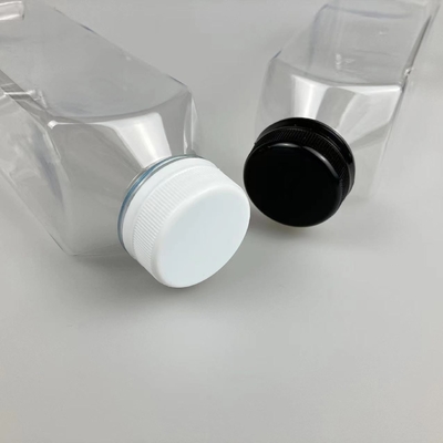Izolowane plastikowe butelki na herbatę z mlekiem ze śrubą na pokrywie i uchwytzie