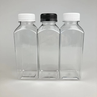 Izolowane plastikowe butelki na herbatę z mlekiem ze śrubą na pokrywie i uchwytzie