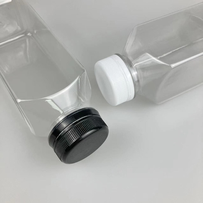 Izolowane plastikowe butelki na herbatę z mlekiem ze śrubą na pokrywie i uchwytzie
