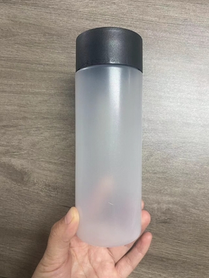 Przejrzyste plastikowe butelki na herbatę z mlekiem z nowoczesnym wzorem