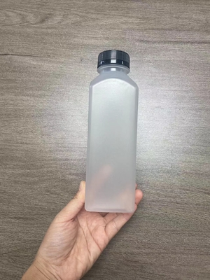Przejrzyste plastikowe butelki na herbatę z mlekiem z nowoczesnym wzorem