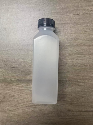Przejrzyste plastikowe butelki na herbatę z mlekiem z nowoczesnym wzorem