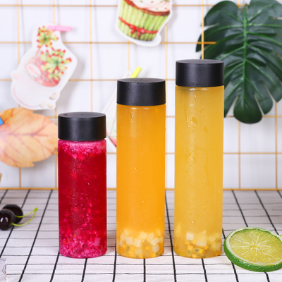 Kolorowe trwałe plastikowe butelki na mleko i herbatę