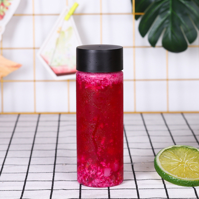 Kolorowe trwałe plastikowe butelki na mleko i herbatę