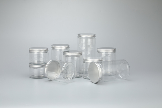 Małe plastikowe pojemniki o pojemności 250 ml