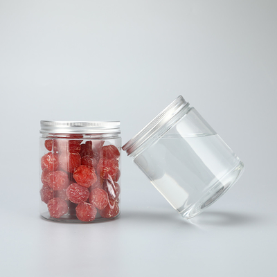 Małe plastikowe pojemniki o pojemności 250 ml