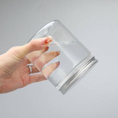 Małe plastikowe pojemniki o pojemności 250 ml