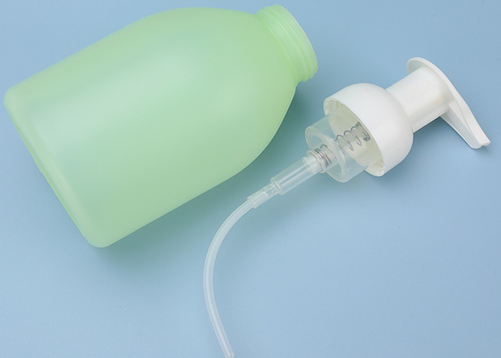 Łatwe wypełnianie plastikowej butelki z pianki z PET i PP