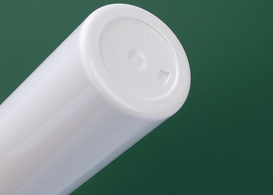 Polimerowe pojemniki na krem z zamknięciem typu flip-top z plastikowymi, galwanizowanymi UV nakrętkami, dostosowane do potrzeb opakowań kosmetycznych do pielęgnacji skóry