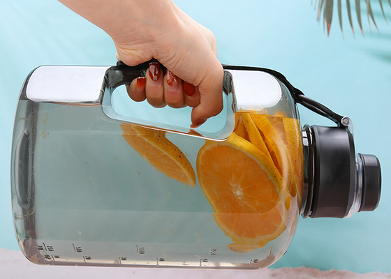 Szczelna plastikowa butelka na wodę Flip Top 2l z uchwytem bez BPA