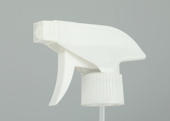 Przezroczysta butelka ze spryskiwaczem do czyszczenia domu i kosmetyków