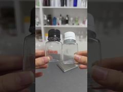 Przejrzyste plastikowe butelki na napoje, mleko, herbata, sok z butelką