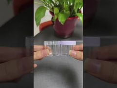 Przezroczysty plastikowy słoiczek z wieczkiem na krem pod oczy lub balsam do ust kosmetyczny